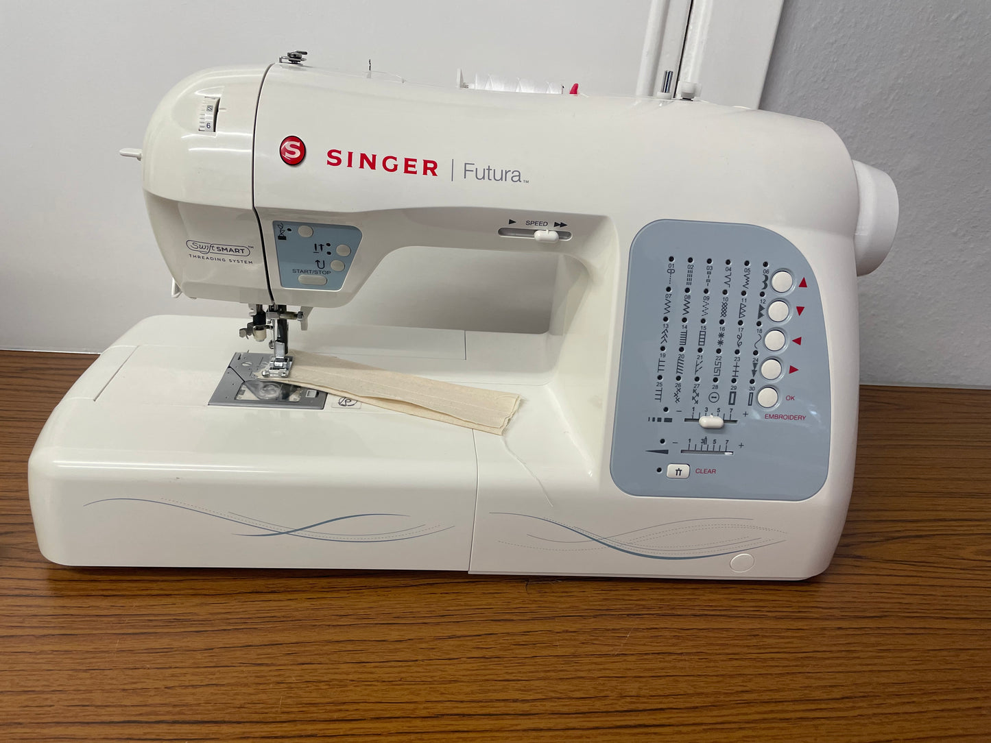 Pre-Loved Singer Futura xl-400 Sewing and Embroidery machine