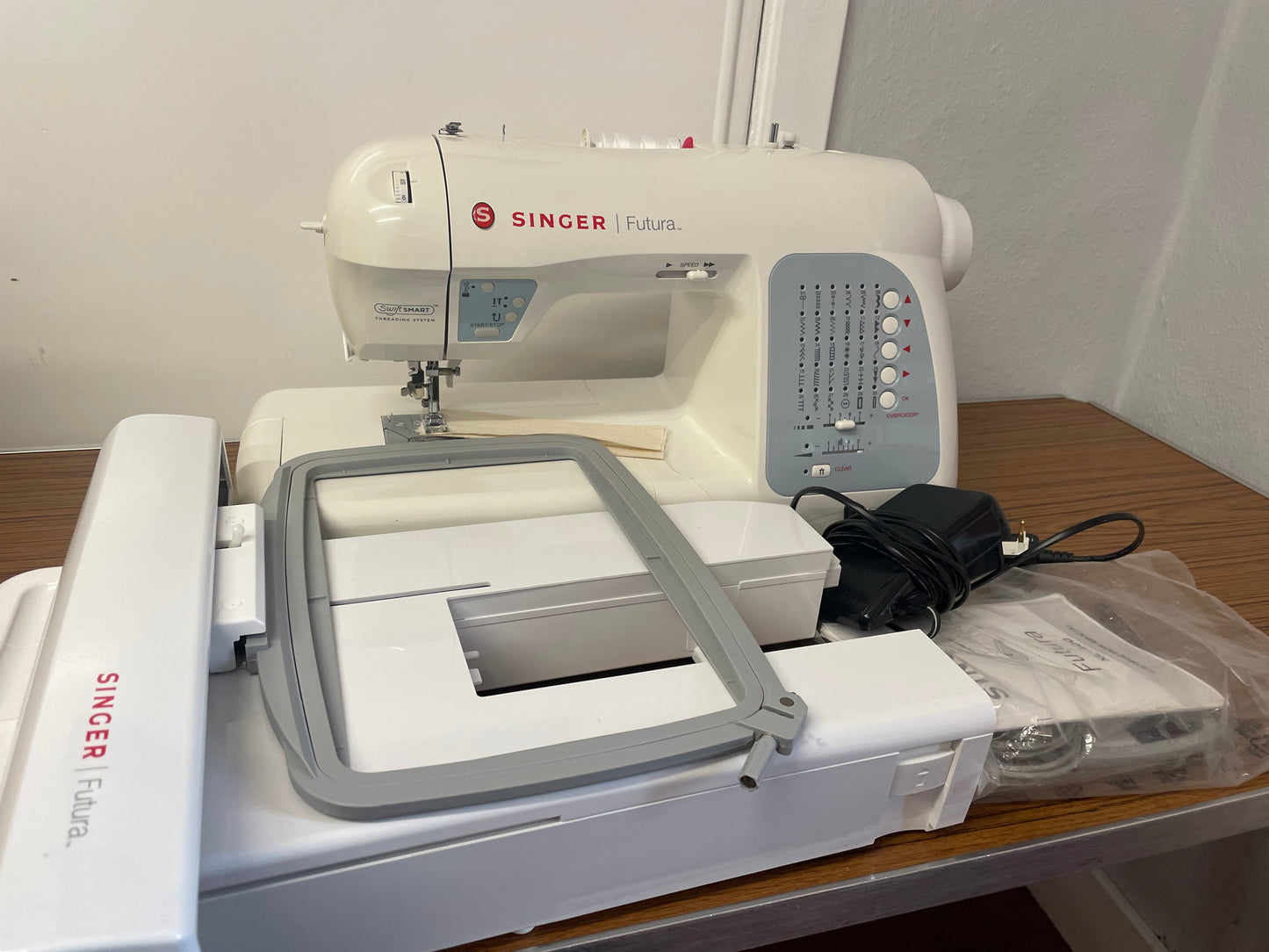 Pre-Loved Singer Futura xl-400 Sewing and Embroidery machine